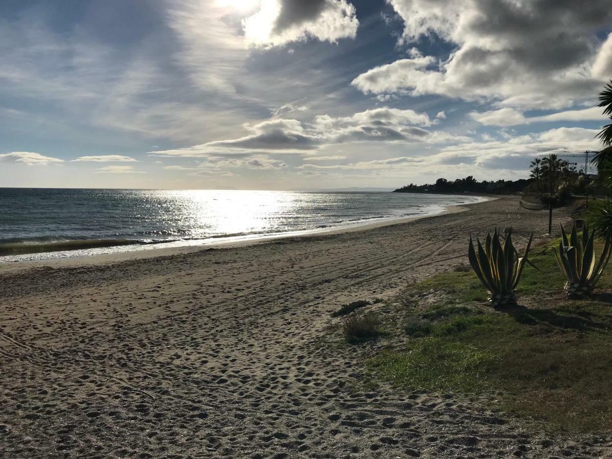 Marbella - Estepona Beach Frontline Apartment المظهر الخارجي الصورة